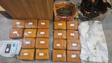 Seorang Pria Ditangkap di Parkiran Alfamart Kebon Jeruk Jakbar, Ternyata Simpan 18 Kg Ganja