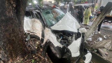 Tragis! Istri Anggota DPRD Sulsel Tewas Kecelakaan di Tol Makassar, Mobil Ringsek Parah