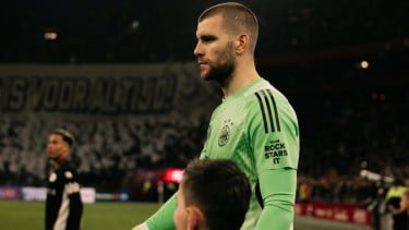 Curhat Kekecewaan Kiper Cadangan Ajax Usai Maarten Paes Jalani Debut