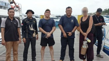 Petugas imigrasi membawa WN Selandia Baru berinisial ML yang ngamuk di Musala Gili Trawangan