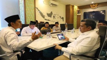 Kepala BPJPH, Haikal Hasan (kanan) saat bersilaturahim ke MUI Pusat