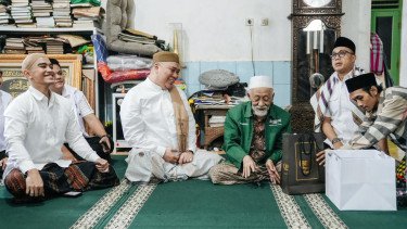 Kaesang Sampaikan Salam dari Jokowi ke Abuya Muhtadi Saat Safari Ramadan ke Banten