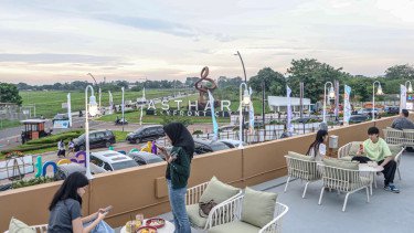 Ada Spot Hangout Baru! Bisa Kulineran Sambil Lihat Pesawat Melintas di Langit Senja