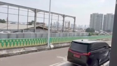 Heboh Jalur Langit TransJakarta Diterobos Mobil Diduga Pelat TNI Dikawal Polisi Militer