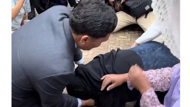 Momen Haru! Ibu ABK Fandi Ramadhan Bersujud di Hadapan Ketua Komisi III DPR, Minta Keadilan untuk Anaknya