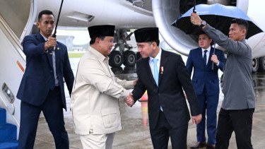 Dibawah Rintik Hujan, Prabowo Disambut Gibran Usai Lawatan ke AS hingga UEA