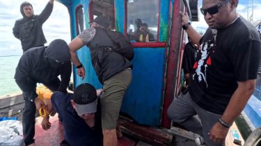 Ko Erwin Ditembak Saat Kabur ke Malaysia, Bandar Penyuap AKBP Didik Tiba di Bareskrim dengan Kaki Pincang