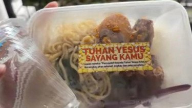 Heboh, Bagi-bagi Takjil Gratis Bertuliskan Tuhan Yesus Sayang Kamu!