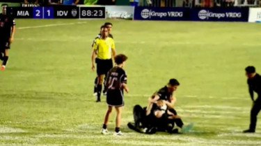 Detik-detik Lionel Messi Dijatuhkan Penggemar di Lapangan