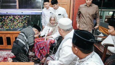 Ketua Umum DPP PSI Kaesang Pangarep (kiri)