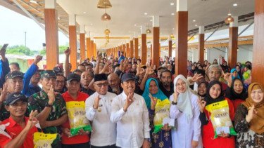 Menteri Kelautan dan Perikanan Sakti Wahyu Trenggono (Tengah).