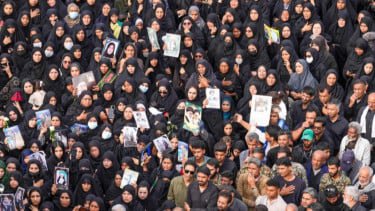 Momen Penuh Emosional dalam&nbsp;Pemakaman Massal 165 Siswi Iran yang Tewas dalam Serangan Israel-AS