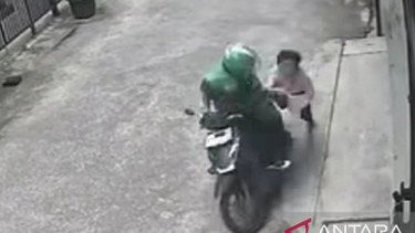Aksi penjambretan terhadap seorang wanita lansia