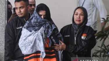 Suami dan Anak Bupati Pekalongan Terima Rp13,7 M dari Hasil Korupsi