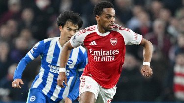 Pemain Brighton Kaoru Mitoma vs pemain Arsenal, Jurrien Timber