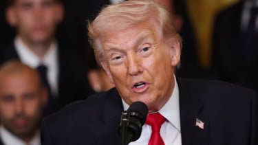 Trump Ancam Bakal Hancurkan Siapa pun yang Dekati Uranium Iran
