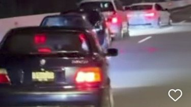 Konvoi mobil zig-zag di tol