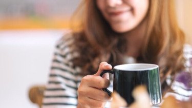 Ilustrasi perempuan menikmati me time