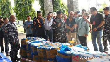 Wakil Komandan Kodaeral VIII Laksma TNI Tony Herdijanto saat memeriksa barang bukti sianida ilegal