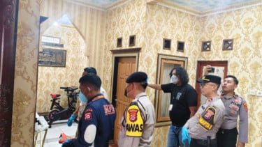 Olah tempat kejadian perkara kasus pembunuhan.