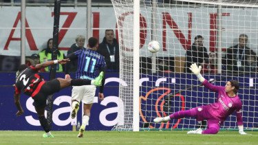 Momen pemain AC Milan, Pervis Estupinan jebol gawang Inter Milan yang dijaga Yann Sommer