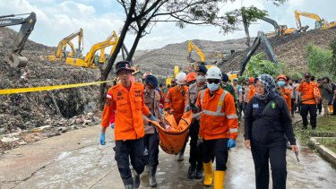 Evakuasi korban tewas longsor sampah di Bantargebang