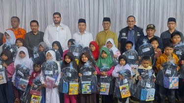 BRI Insurance menyerahkan bantuan air bersih untuk warga terdampak longsor di Bandung Barat