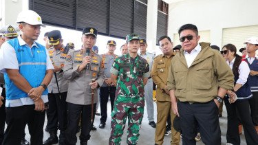 Kapolda Sumatera Selatan, Inspektur Jenderal Polisi Sandi Nugroho (kedua kiri)