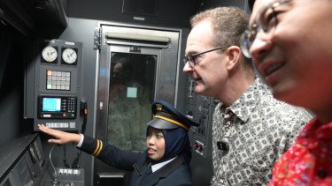 Masinis MRT Jakarta, Amelia Khairani Sutrisno (kiri).