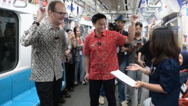 Dominic Jermey (kiri) bersama Summer Xia (tengah) di MRT Jakarta.
