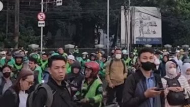 Ratusan Ojol Antre Sejak Subuh di Cibubur karena Info THR Pak Haji, Ternyata Hoaks