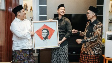 Ketua Umum Partai Solidaritas Indonesia, Kaesang Pangarep (tengah)