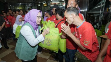 DPP Perempuan Bangsa menyalurkan sembako ke puluhan porter di Tanah Abang