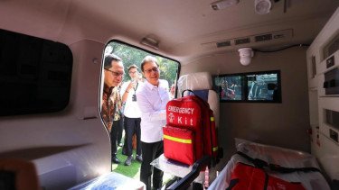 Kasatgas PRR Tito Karnavian dan Menkes Budi Gunadi Sadikin melihat unit ambulans yang akan dikirim ke daerah terdampak