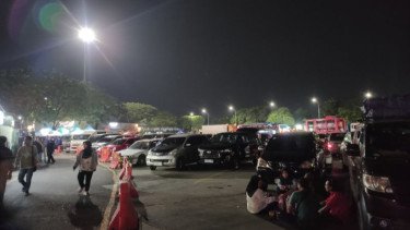 Rest Area KM 57 Dipadati Pemudik, Banyak yang Buka Puasa di Area Parkir