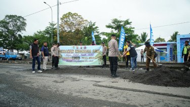 Ratusan Anggota Polda Sumsel Ramai-ramai Bersihkan-Perbaiki Jalan Agar Aman dan Nyaman Dilalui Pemudik