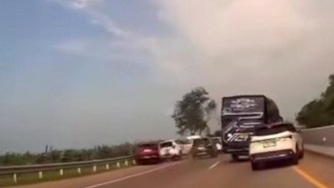 Bus Tabrak Lima Mobil di Tol Semarang-Batang, Kerugian Capai Rp15 Juta