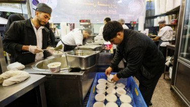 Di Tengah Konflik dan Krisis Ekonomi, Iran Naikkan Upah Minimum hingga 60 Persen