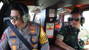 Kapolda Bali (kiri) bersama Pangdam IX/Udayana lakukan pantauan udara di Pelabuhan Gilimanuk