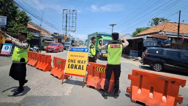 Antisipasi Mudik Padat, Polisi Terapkan One Way Lokal di Jalan Ketanggungan Brebes
