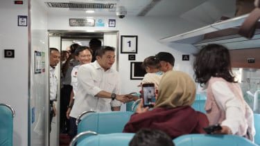 Seskab Teddy Tinjau Kereta Ekonomi Kerakyatan di Pasar Senen, Tarif Turun-Kualitas Meningkat