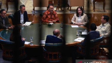 Presiden Prabowo Subianto berdiskusi dengan jurnalis senior, ekonom, dan pengamat