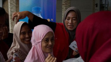 Dari Dini Hari hingga Magrib, Kisah Haru Ibu-ibu Siapkan Ribuan Hidangan Buka Puasa