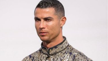 Bikin Adem! Pakai Gamis Bermotif, Cristiano Ronaldo Ucapkan Selamat Lebaran untuk Fans