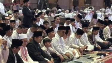 Wapres Gibran Rakabuming Raka (tengah) bersama putranya Jan Ethes serta Menteri Agama Nasaruddin Umar melakukan salat Id