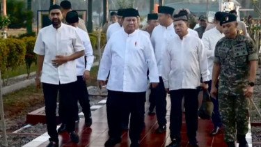 Usai Salat Id, Prabowo Bagi-bagi Sembako ke Penyintas Bencana di Aceh Tamiang