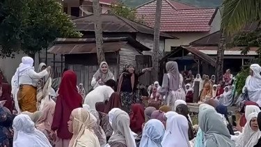 Viral Ibu-ibu ribut saat Solat Ied