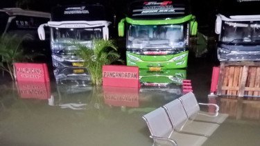Terminal Kampung Rambutan Terendam Banjir Akibat Hujan Deras, Kali Cipinang Meluap
