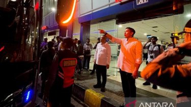 Seskab Teddy dan Menhub Tinjau Arus Balik Lebaran di Terminal Pulo Gebang