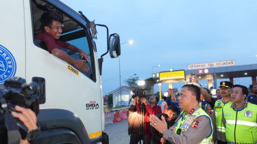Momen Kakorlantas Memutarbalikkan Kendaraan Sumbu Tiga di Tol Pejagan yang Nekat Melintas saat Arus Balik